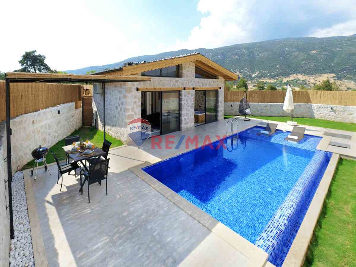 RE/MAX PUPA'DAN KALKAN SARIBELEN'DE SATILIK VILLA VE ARAZISI