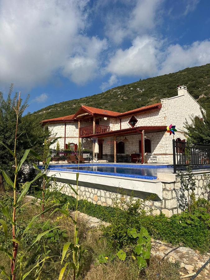 RE/MAX PUPA'DAN KALKAN İKİZCEDE SATILIK LÜKS ÇİFTLİK EVİ