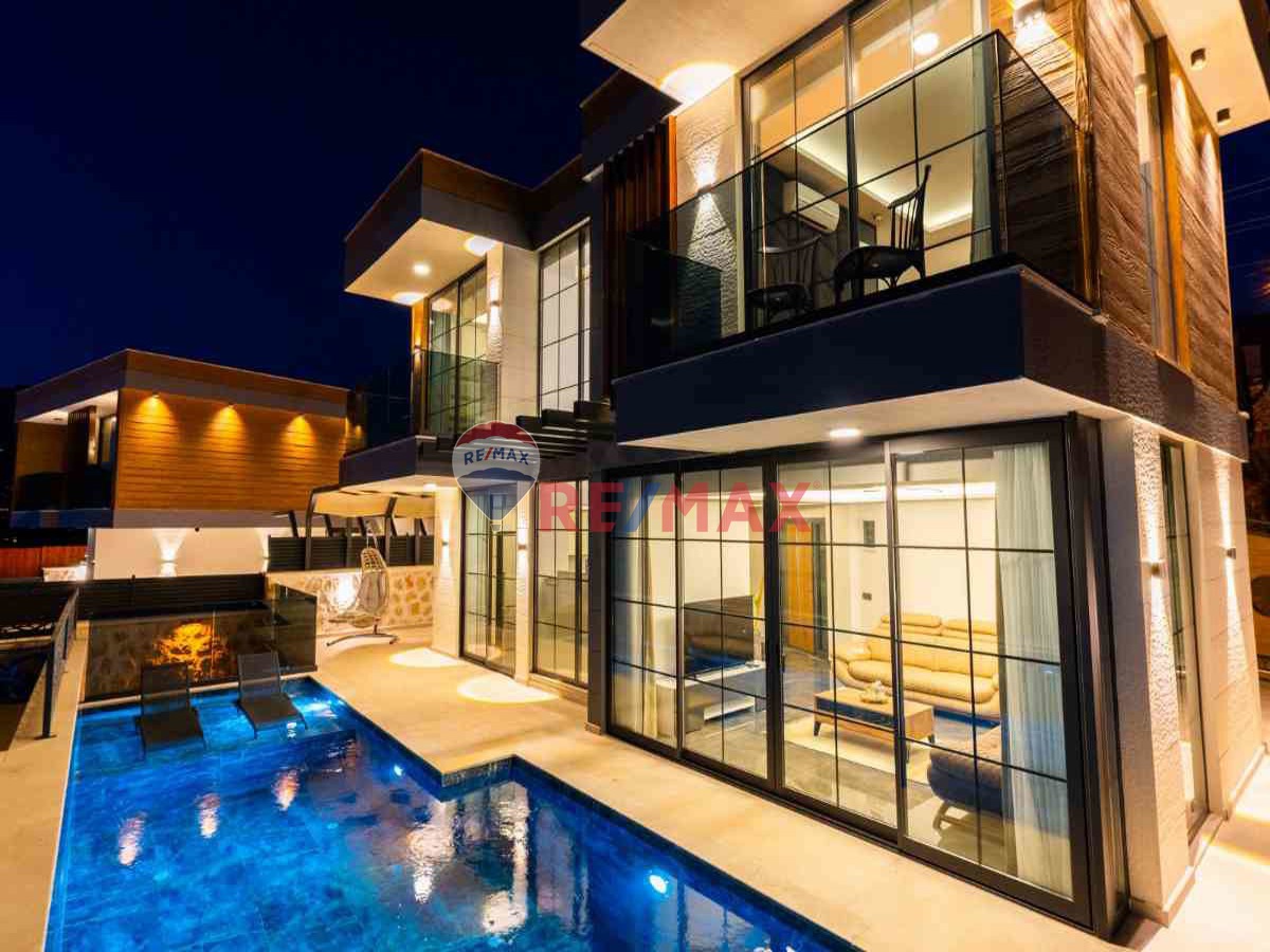 RE/MAX PUPA KAŞ KALKAN 4+1 LÜKS VILLA