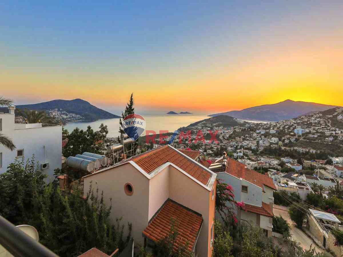 RE/MAX PUPA KALKAN KIZILTAŞ'TA 3+1 LÜKS VİLLA