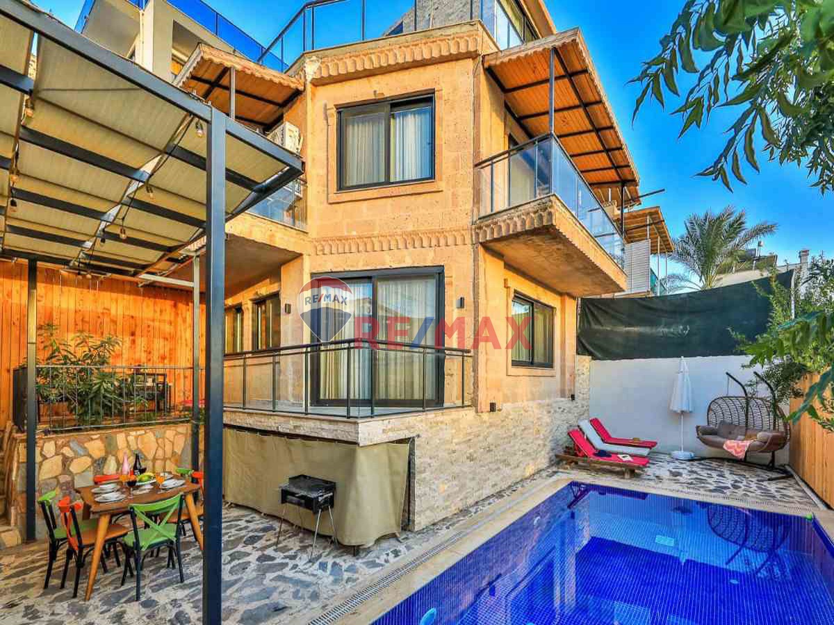 RE/MAX PUPA KALKAN KIZILTAŞ'TA 3+1 LÜKS VİLLA